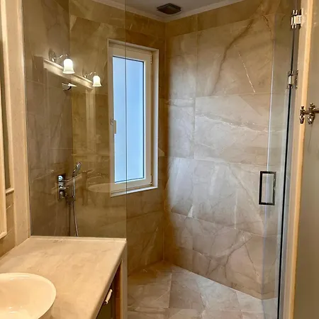 Vibrant L Stylish 2bd In Center