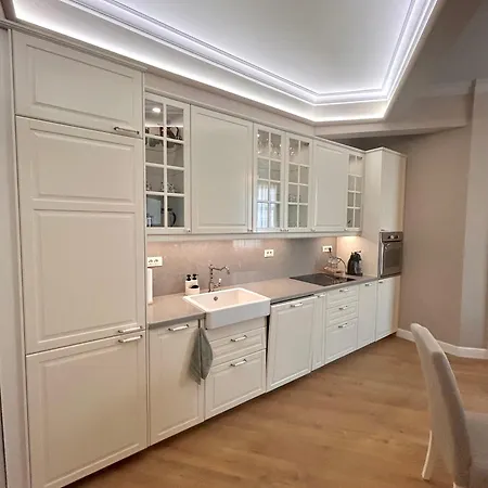 Vibrant L Stylish 2bd In Center Апартамент