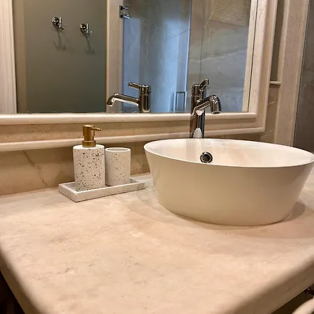 Vibrant L Stylish 2bd In Center Апартамент