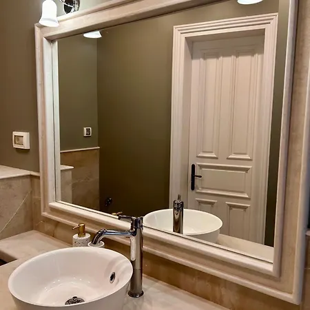 Vibrant L Stylish 2bd In Center