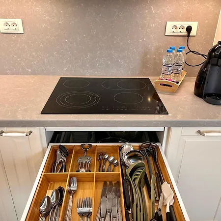 Vibrant L Stylish 2bd In Center *